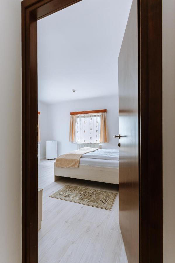 Hotel Juliu's Panzio Csikszereda Exterior foto