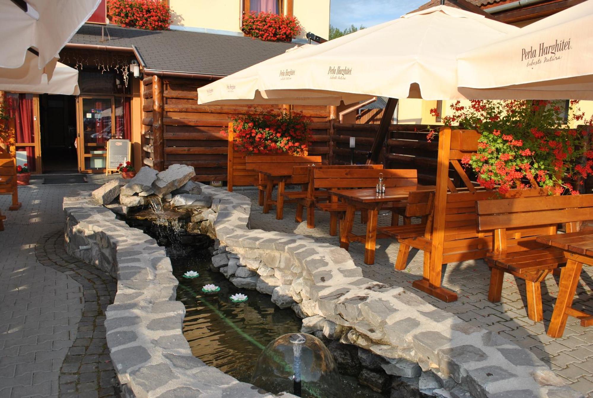 Hotel Juliu's Panzio Csikszereda Exterior foto