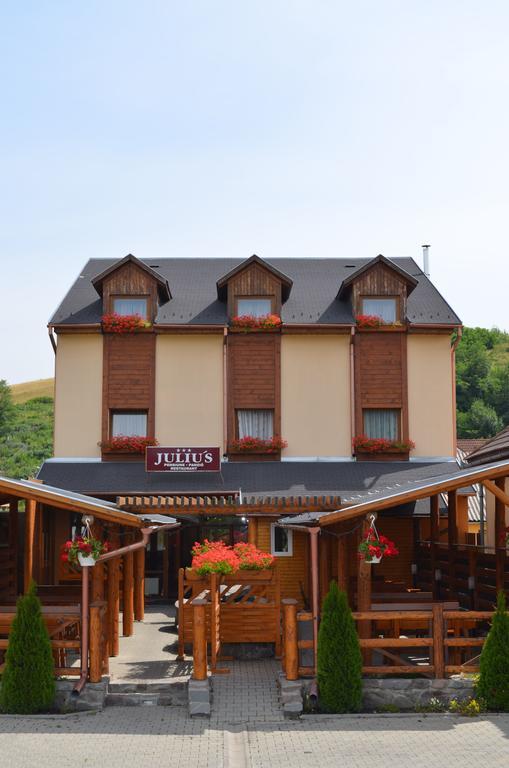 Hotel Juliu's Panzio Csikszereda Exterior foto